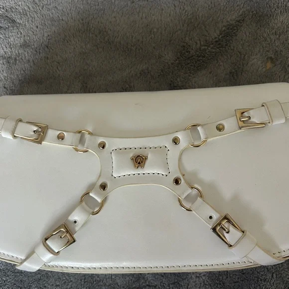 Manc. Lilith in White - Picture 7 of 16